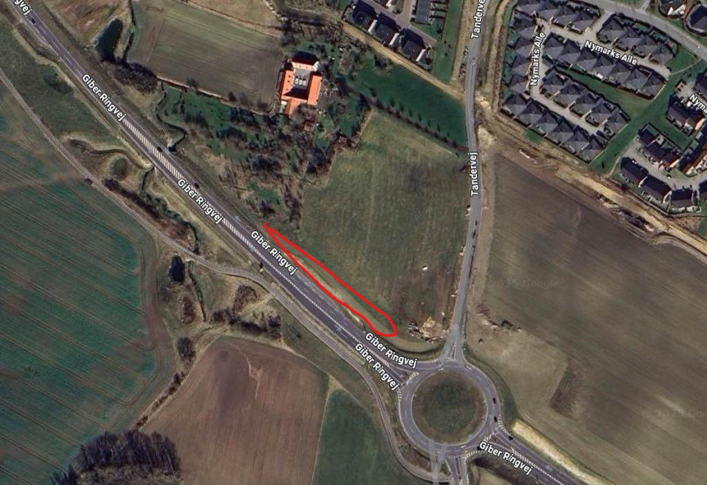 Luftfoto med rød markering langs nordsiden af Giber Ringvej umiddelbart vest for Tandervej ved Mårslet.